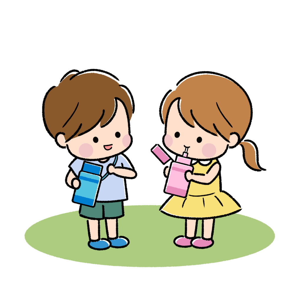 水筒で水分補給をするこども