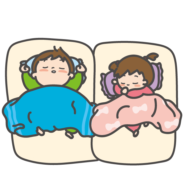 保育園でお昼寝をする幼児